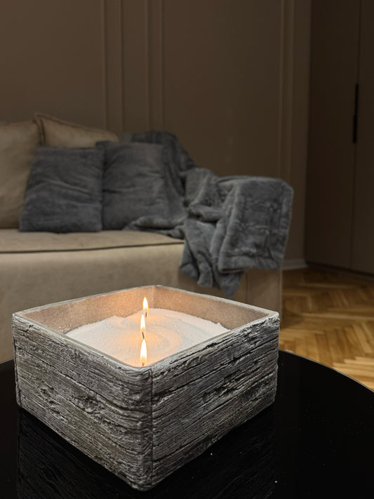 Bela sveca prilagodljiva ukrasnim posudama