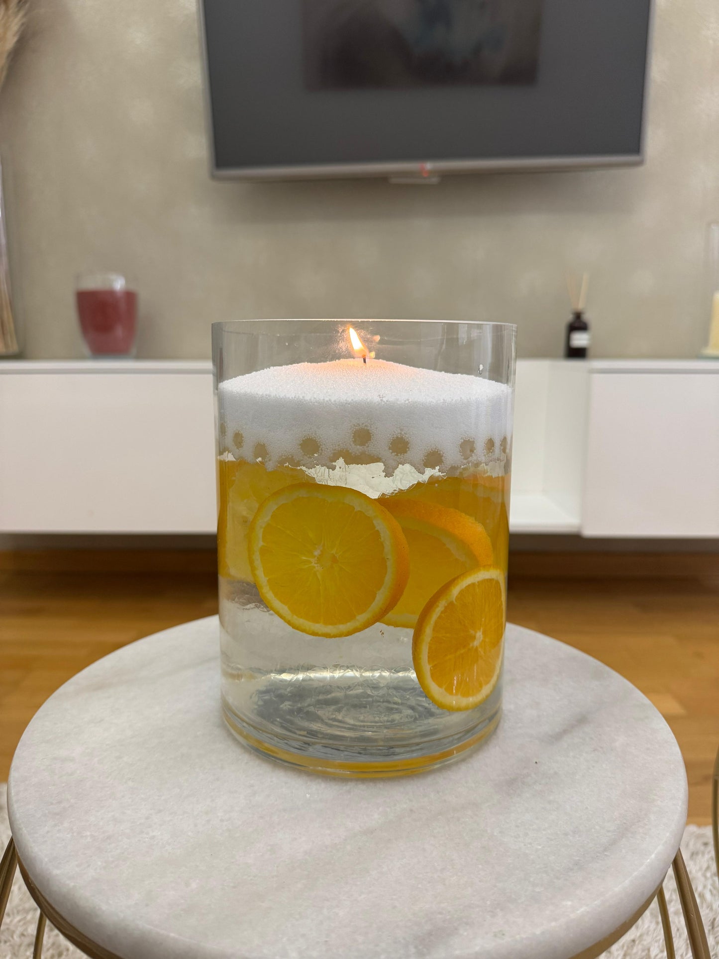 Pescana sveca u dekorativnoj posudi