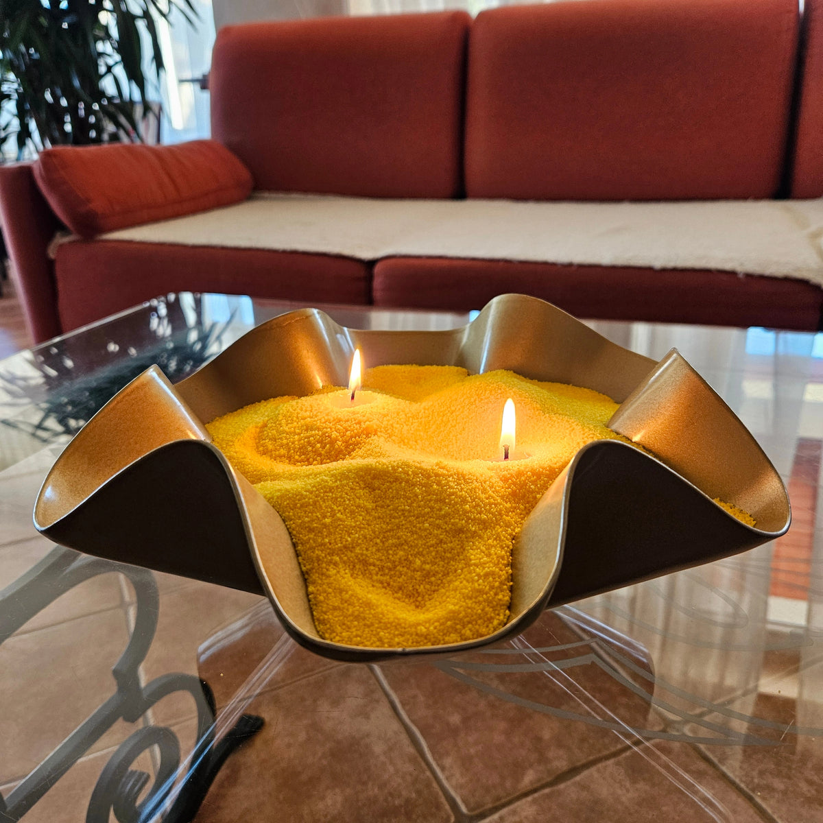 Zuti vosak u prahu i dva fitilja u zlatnoj talasastoj posudi za dekoraciju stola Zest Candle