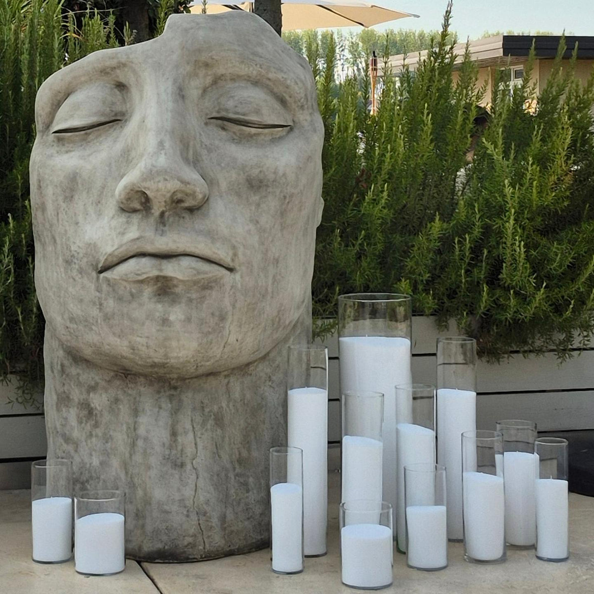 Zest Candle unikatna dekoracija sa pescanim svecama i ukrasnom statuom glave