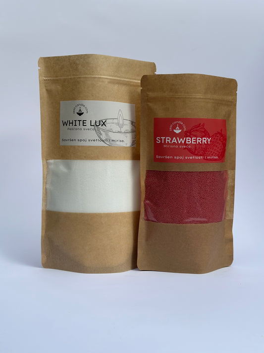 Mirisna peščana sveća jagoda u pakovanju sa granulama voska palminog porekla.