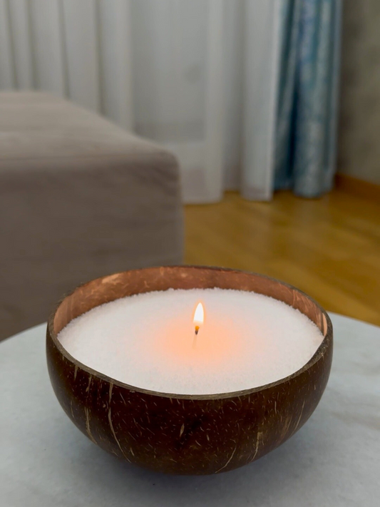 Bela pescana sveca bez mirisa u unikatnoj ciniji od prirodnog kokosa Zest Candle
